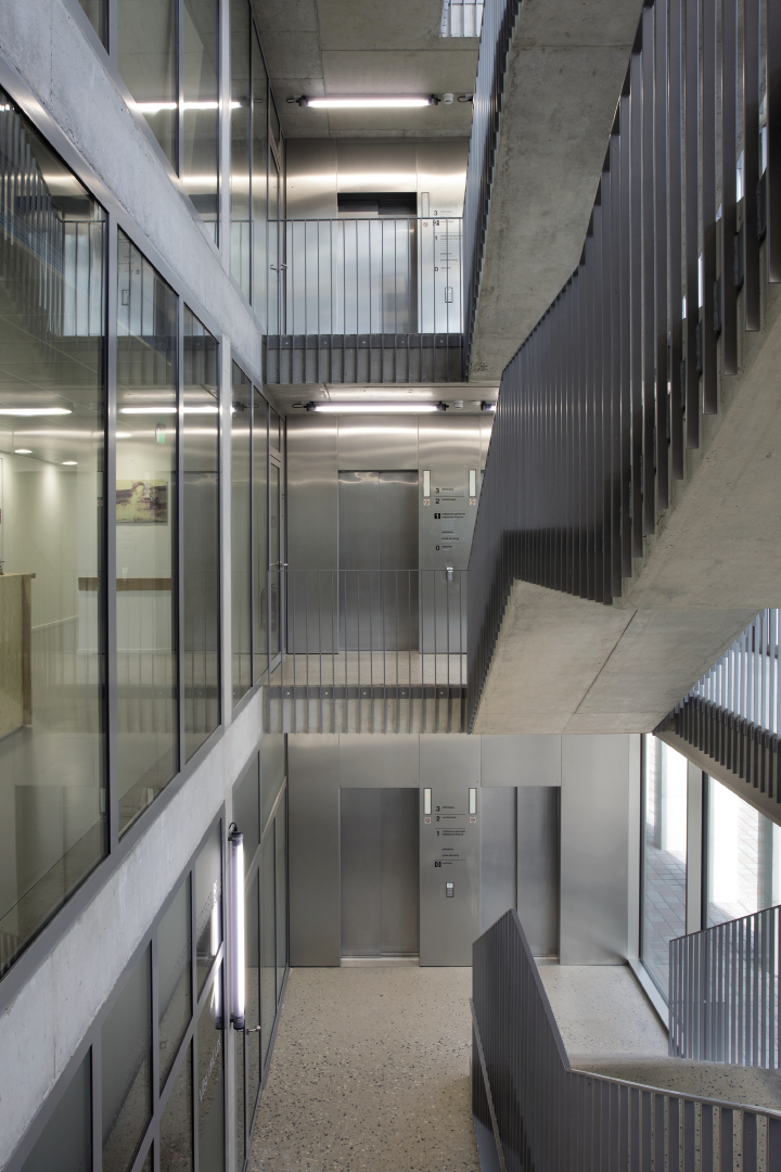 MEDIK: On the ground floor, the volume is set back from the façade and thus defines a covered walkway. Like arcades in European cities, this passage extends the public space and creates additional comfort for patients, clients and professionals. 2001 S.à R.L.