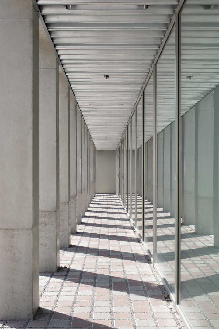 MEDIK: On the ground floor, the volume is set back from the façade and thus defines a covered walkway. Like arcades in European cities, this passage extends the public space and creates additional comfort for patients, clients and professionals. 2001 S.à R.L.