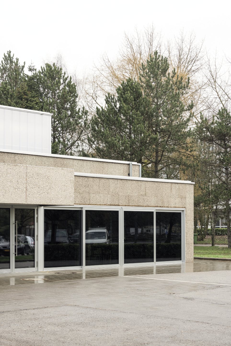 COHS: In order to be able to open the groundfloor to public space, sanitary equipment and technic installations were displaced on the roof of the existing building. 2001 S.à R.L.