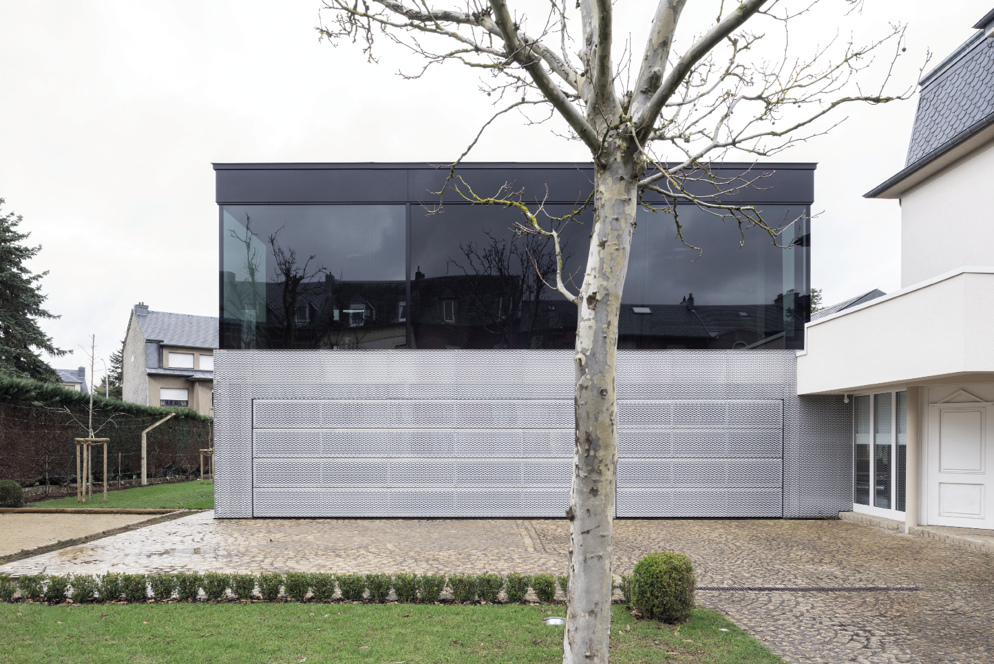 GARAGEHABITAT: 4 columns form a garage, 4 walls a dwelling 2001 S.à R.L.