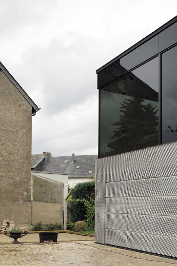 GARAGEHABITAT: Solely an elevating platform makes the second floor accessible. 2001 S.à R.L.