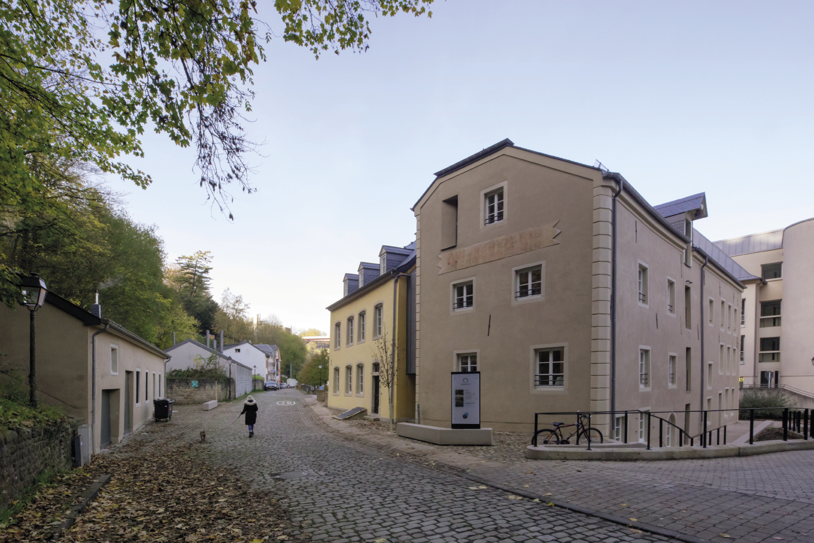 1 Muerbelsmillen au Pfaffenthal, reconversion et transformation.Vue depuis chambre étudiante, minimalisme avec perspective. planetplus ARCHITECTES ET URBANISTES