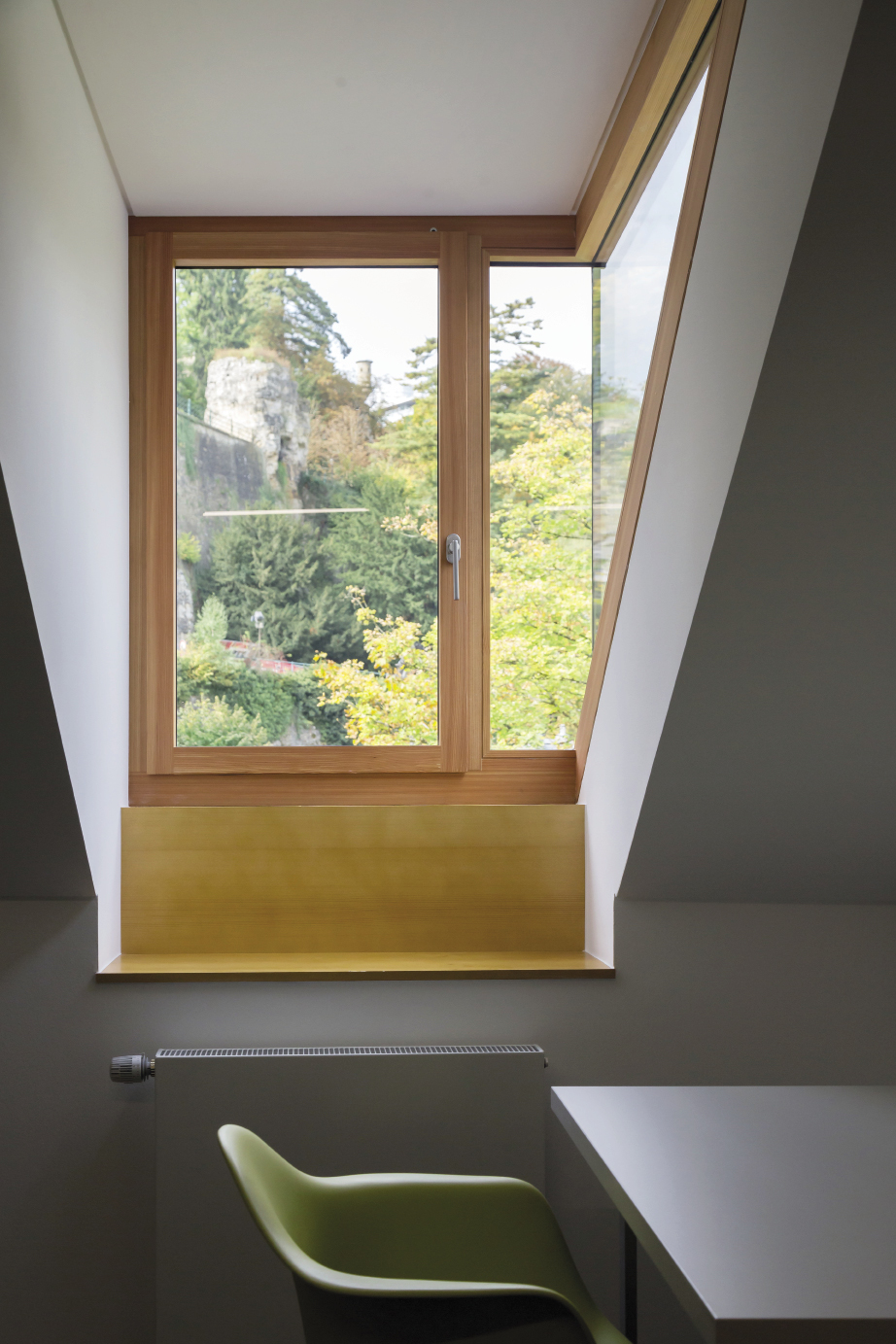 1 Muerbelsmillen au Pfaffenthal, reconversion et transformation.Vue depuis chambre étudiante, minimalisme avec perspective. planetplus ARCHITECTES ET URBANISTES