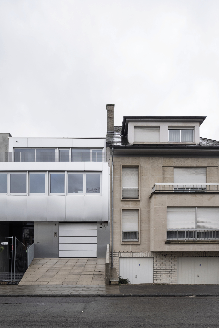 NICBIE: On a rather narrow plot, this house stretches over 4 spatially diverse floors. 2001 S.à R.L.