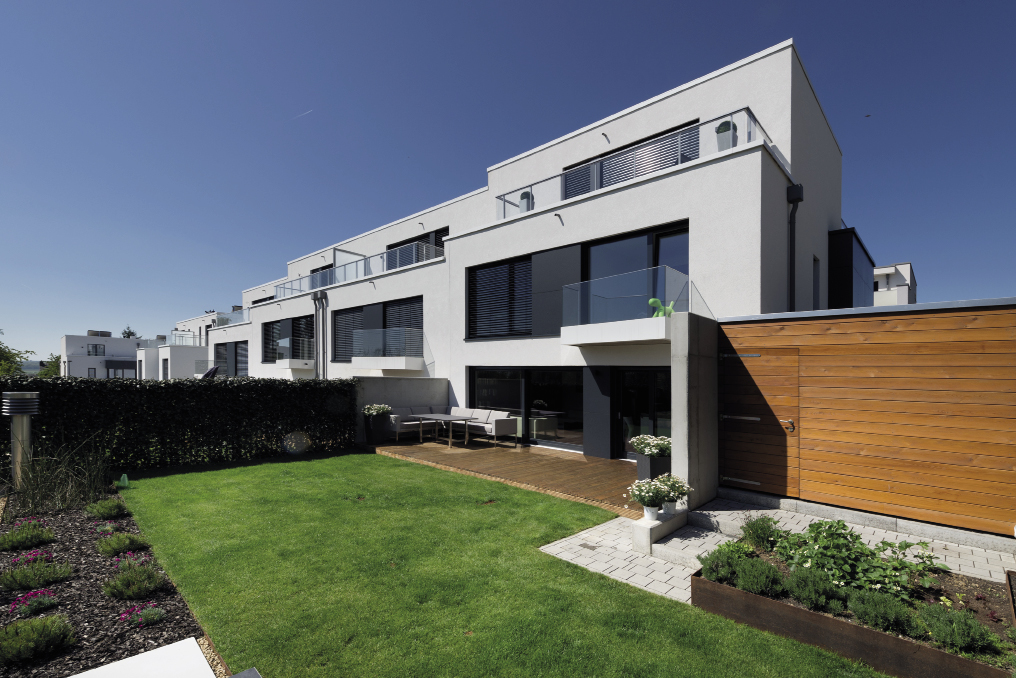 3 Maisons en bande à Strassen. Flexibilité et transversalité de l’espace, jeu de matériaux. planetplus ARCHITECTES ET URBANISTES