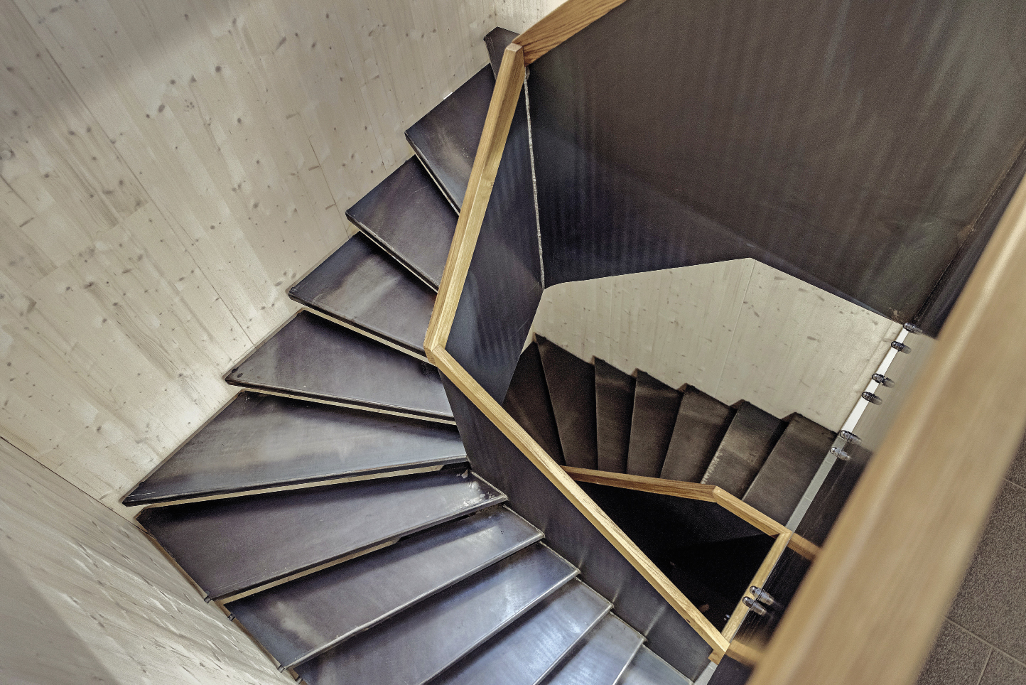 5 Rénovation et transformation de bâtisses anciennes, construction en bois massif (extension).Escalier flottant en acier ciré, préfabrication et séparation acoustique. planetplus ARCHITECTES ET URBANISTES