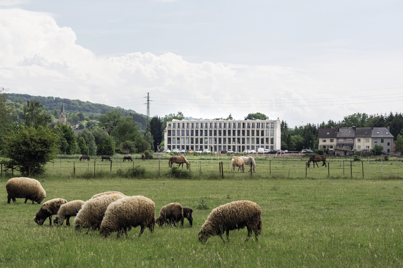 MEDIK: The project stands out by its regular facade in exposed concrete, a logical consequence of the analysis of uses, functions and ergonomics. 2001 S.à R.L.
