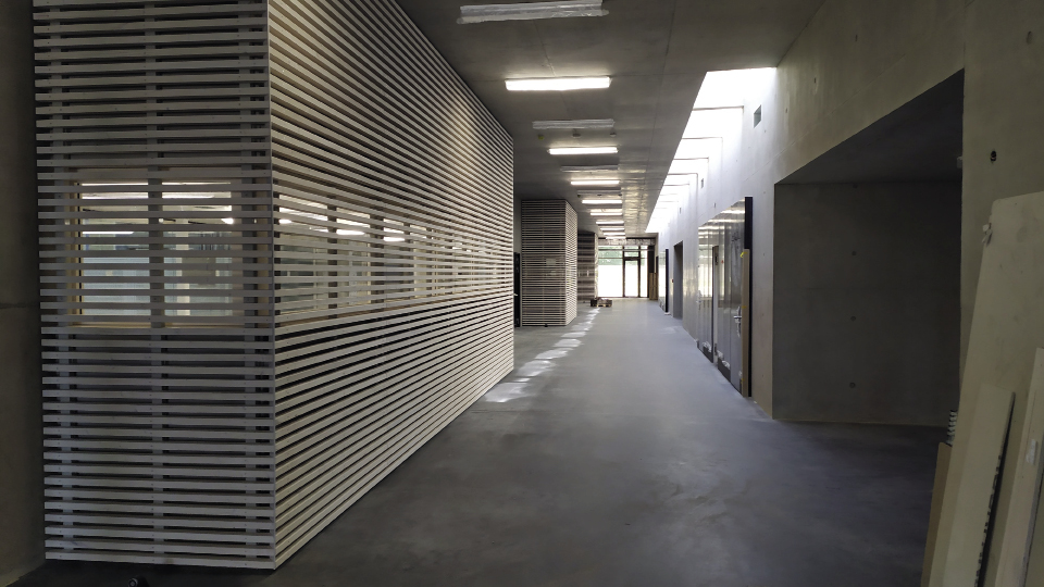 6 Ateliers protégés Ligue HMC. Fonctionnalité couloir central : visibilité et luminosité amplifiées. planetplus ARCHITECTES ET URBANISTES