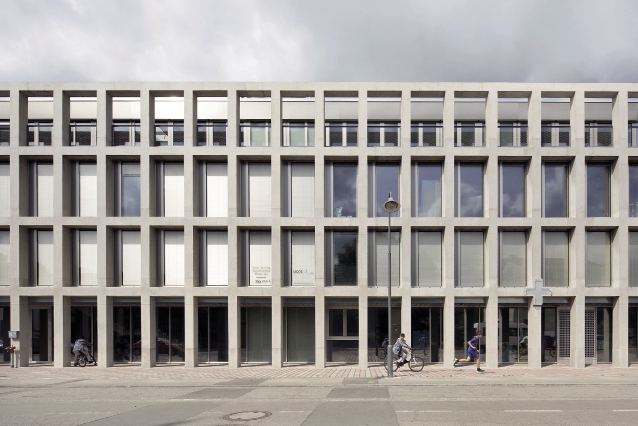 MEDIK: The resultant rational grid allows for interior layout flexibility and considerable space savings, since the facade is the main structural element. 2001 S.à R.L.